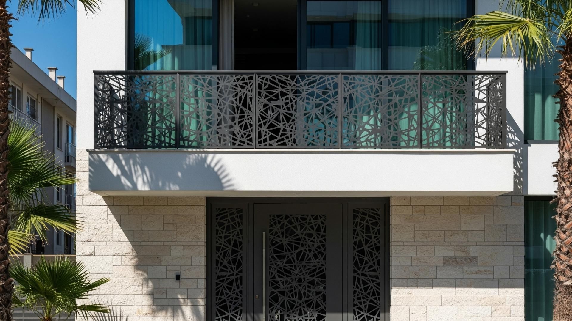 İzmir Lazer Kesim Kapı ve Korkuluk Sistemlerinin kurulu olduğu bir villa